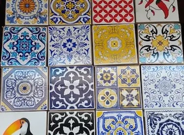 coleção de azulejos decorativos de cerâmica, com estampas variadas no estilo português e mediterrâneo