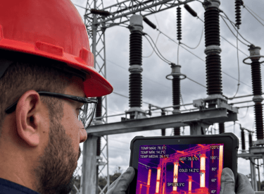 Especialista CBM realizando inspección termográfica en tablero eléctrico y subestación.
