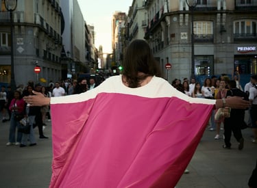 Performance VIA de Pedro Romero (@theromeroproject), acción performativa nocturna en espacio urbano