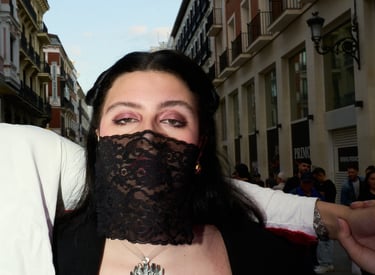 Performance VIA de Pedro Romero (@theromeroproject), acción performativa nocturna en espacio urbano