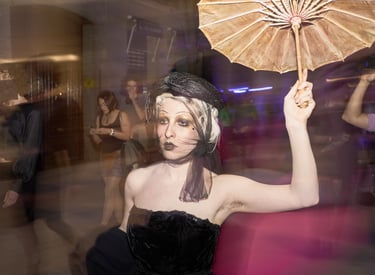 Performance VIA de Pedro Romero (@theromeroproject), acción performativa nocturna en espacio urbano