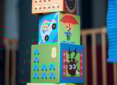 Niño jugando con bloques 