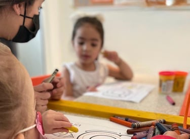 Docente explicando con Paciencia a una niña