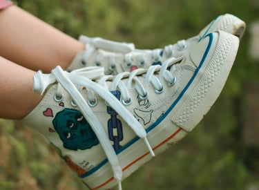 une paire de converse customisées
