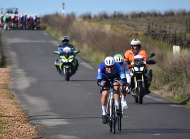 L'échappée avec le peloton aux trousses lors de la 4ème étape de l'étoile de bessèges 2026 