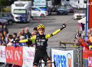 Marion Bunel lève les bras au sommet du Mont Lozère