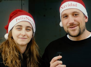 Voluntarios con gorro de navidad en la DANA Valencia