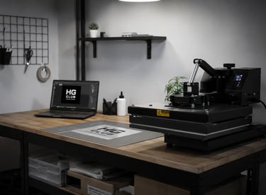 Espacio de trabajo de HG Club Apparel para la creación artesanal de camisetas deportivas