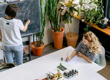 Expertas en pedagogía y psicología guiando actividades creativas para el desarrollo emocional