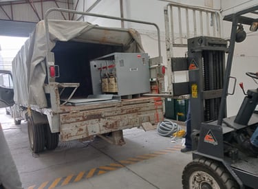 montacargas llevando equipo para reparación