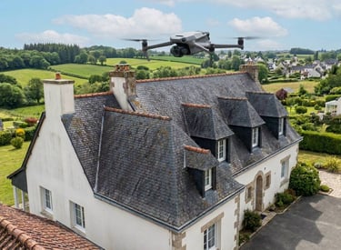 Un drone équipé d'une caméra effectue une inspection aérienne du toit d'une maison de campagne pour 