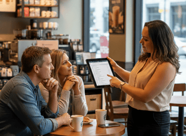 Agente de viajes explicando itinerario en una laptop a pareja de viajeros