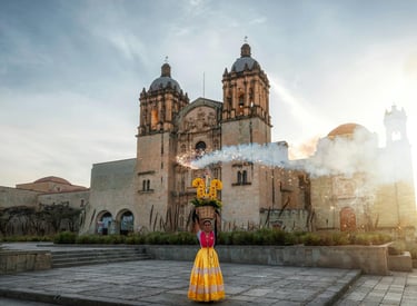 China Oaxaqueña frente a iglesia de Santo Domingo Oaxaca