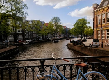 Amsterdam vista de rio desde puente con una bicicleta al frente