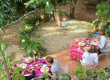 vista de personas desayunando en el jardín de mayan bungalow en chichen itza