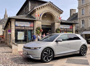 Ioniq 5 in bayeux in front of office du tourisme