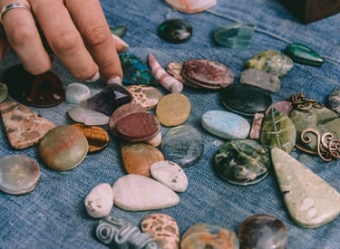 Mano eligiendo gemas y piedras pulidas
