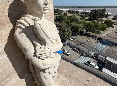 Escultura del Monumento a la Bandera restaurada por Almapiedra y protegida con nanotecnología Tecnan.