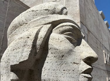 Escultura del Monumento a la Bandera restaurada por Almapiedra y protegida con productos Tecnan.