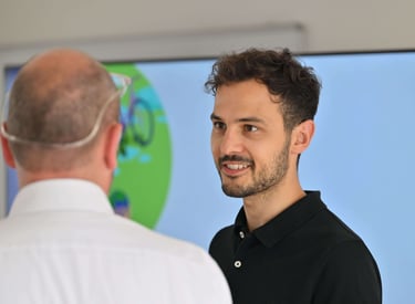 Fabian Hirt (Klimapsychologe) gibt Beratung zu Klimapsychologie