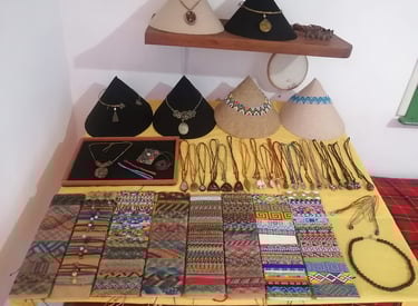 Artesanías en macramé, mostacilla y alambrismo, con piedras naturales, hecho a mano, diseños únicos