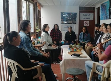 Personas en talle de cuidado de plantas durante el momento de armonización musical. Hay plantas