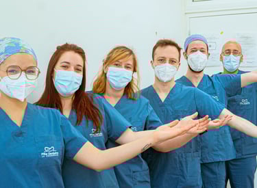 Dentistes en groupe pour photo professionnelle : équipe médicale unie posantface caméra