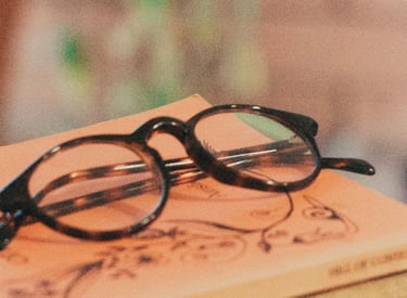 Formée aux techniques de correction - Une paire de lunettes du un livre.