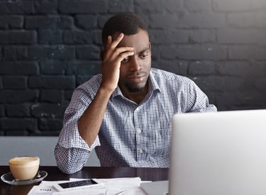 un entrepreneur qui débute une entreprise et qui cherche une méthode pour avoir une stabilité
