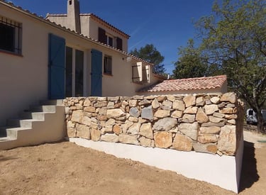 Mur de soutènement en pierres sèches