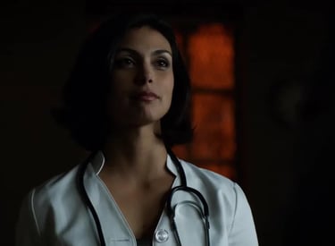 Cena da serie Gotham: A Dra. Leslie Thompkins