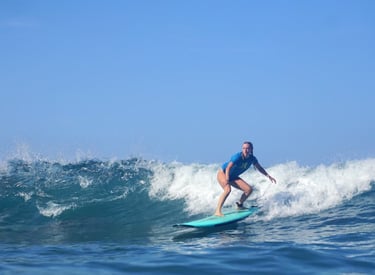 estudiante parade en la tabla de surf en una ola en puerto escondido