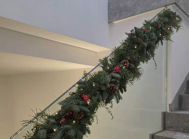 Žali akcentai - girliandos, puoštos, dekoruotos