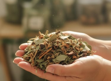 "Manos sosteniendo hierbas naturales de Raíz Viva Naturista"