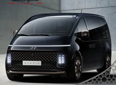 سيارة عائلية متوقفة بالقرب من فندق بمكة المكرمة، جاهزة لنقل الركاب.