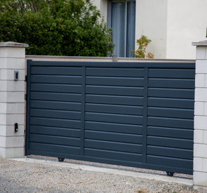 porte d’entrée aluminium moderne sur mesure au Maroc design extérieur élégant et sécurisé