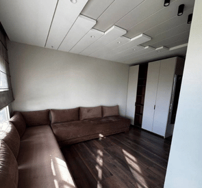 pose parquet massif chambre au Maroc sol en bois moderne avec finition haut de gamme