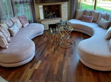 parquet massif salon Maroc revêtement sol bois naturel avec aménagement intérieur luxe