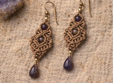 Pendientes de macramé boho hechos a mano con cuentas de amatista violeta.