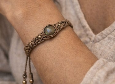 Pulsera de macramé boho hecha a mano con una piedra preciosa de labradorita y cuentas de latón.