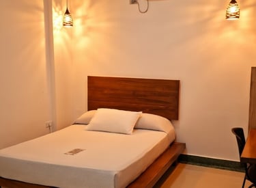 Habitación con aire acondicionado en Apartadó. Alojamiento minimalista Hotel Barbacoa. Habitación