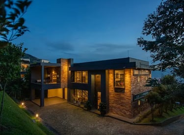 Conception électrique complète et éclairage architectural pour maison neuve à Montréal.