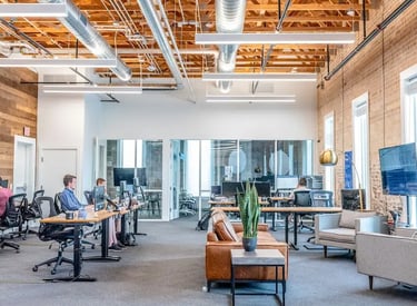 Entretien préventif et mise à niveau de systèmes électriques pour bâtiments commerciaux.