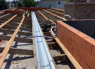 Instalação de calha central para escoamento em obra em Porto Alegre.