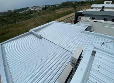 Telhado metálico com rufos e acabamento em Porto Alegre.