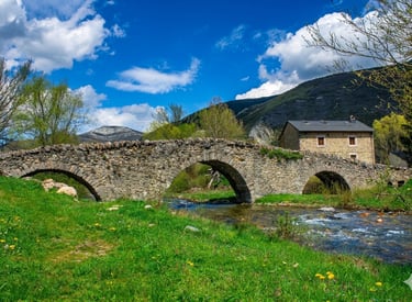 Puente románico en un río de la montaña de León