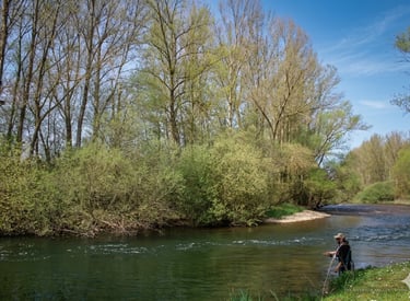 Pescador pescando en el Río Porma en León