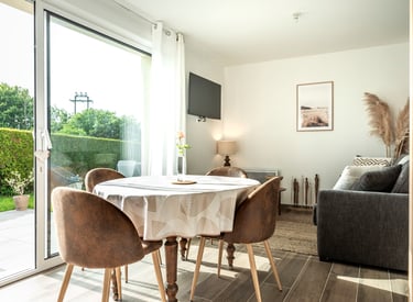 Salon ensoleillé maison avec vue sur jardin