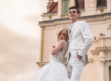 photo devant le magnifique chateau de valmy d'un jeunes couples de mariés lumiere naturelle 66 