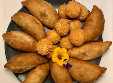 Pastechi kaasballen Caribbean snacks